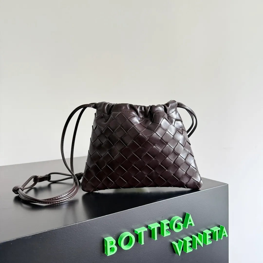 Batch 1400 BOTTEGA VENETA DUSTBAG mini size is officially launched📣📣. It still continues the classic weaving process. The lazy and casual feeling presented by the drawstring pockets is not too suitable for summer. The small back body is light and convenient. It is enough to carry lipstick and tissues when going out every day. It is not easy to make mistakes with any clothes. The shoulder strap has a buckle and pull-out design, which can be adjusted to unlock multiple carrying methods. Style number: 816987 Size: 21*16.6*1cm